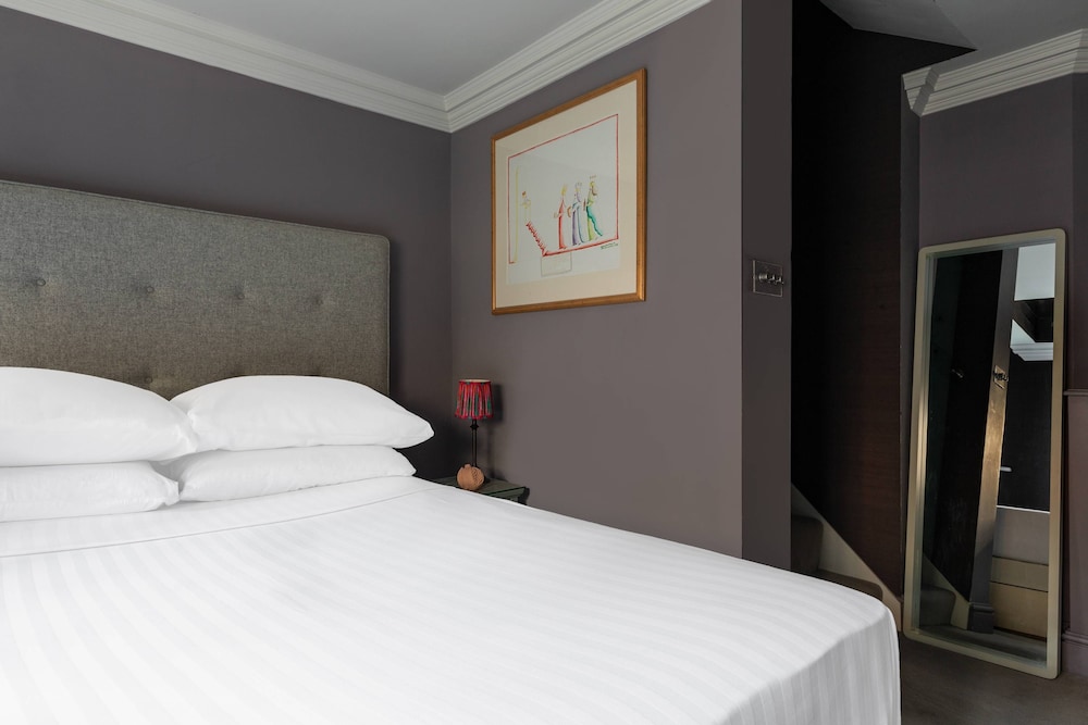 Chelsea Embankment III by Onefinestay
