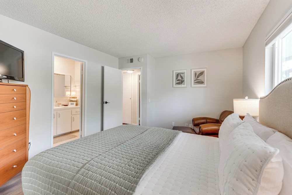 2 Mi to Downtown: Gated Condo in Palm Springs