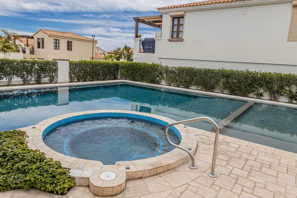 Family Home Private Garden and Jacuzzi
