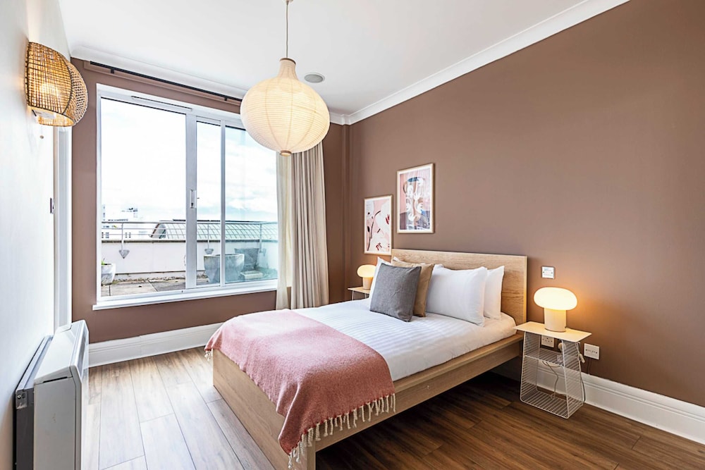 Bright and Stylish Riverside Haven in Canary Wharf