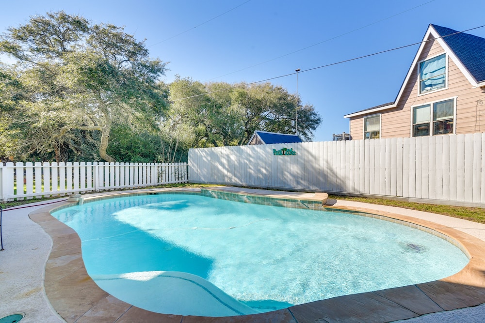 Galveston Getaway: Spacious Home < 1 Mi to Beaches