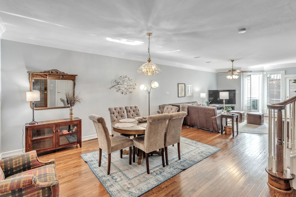 Spacious Urban Uptown Retreat 3 Bedroom Townhouse