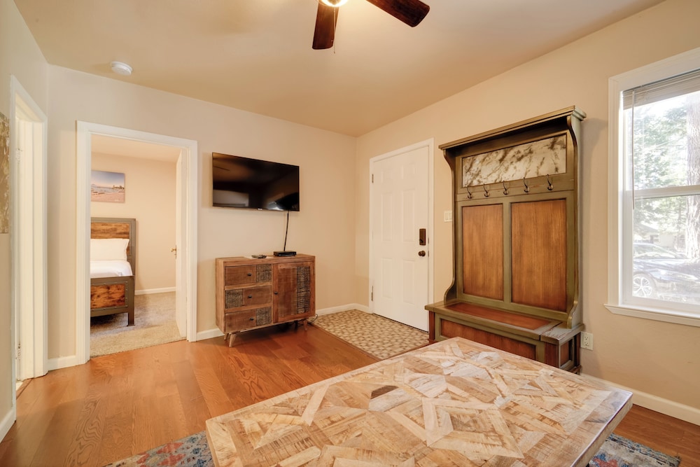 Walk to Beach: Mourelatos Lakeshore Resort Condo!