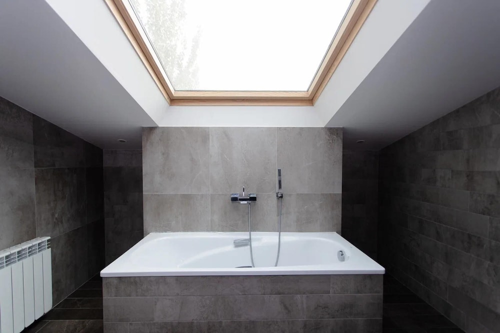 4 Bed Villa Estate Sleeps 7 - Pool, Garden, Sauna