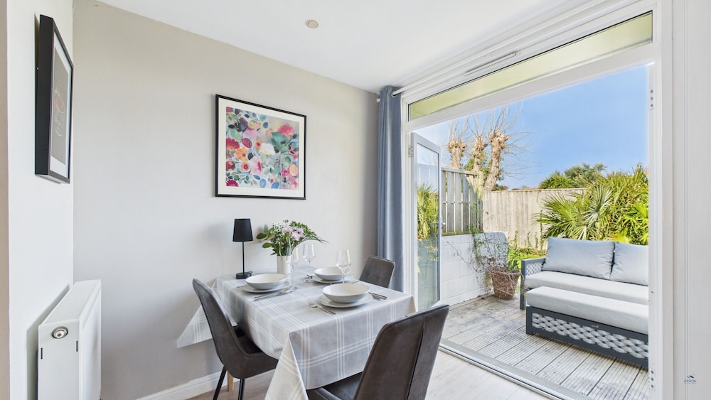 Charming 2-bed Family Cottage Your West Bay Retreat
