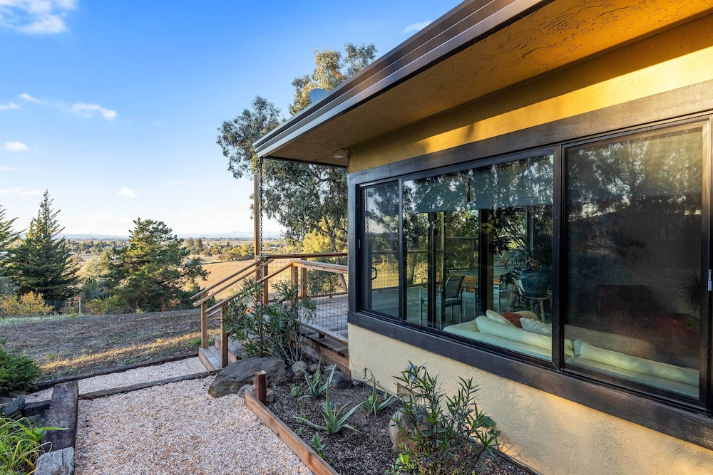 Private Pool & Large Deck: Modern Cotati Villa!