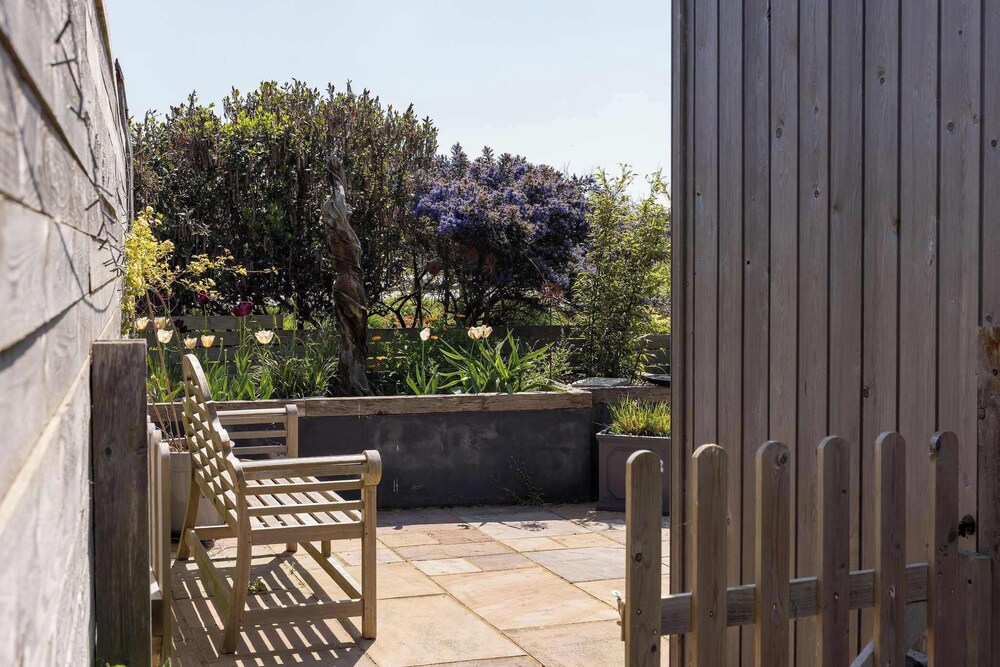 Spacious Coastal Retreat for 10 in West Wittering