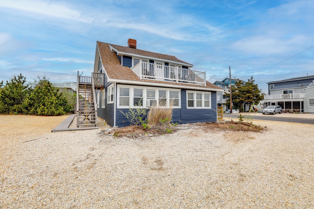 Walk to Bay & Ocean: Pet-friendly Surf City Apt