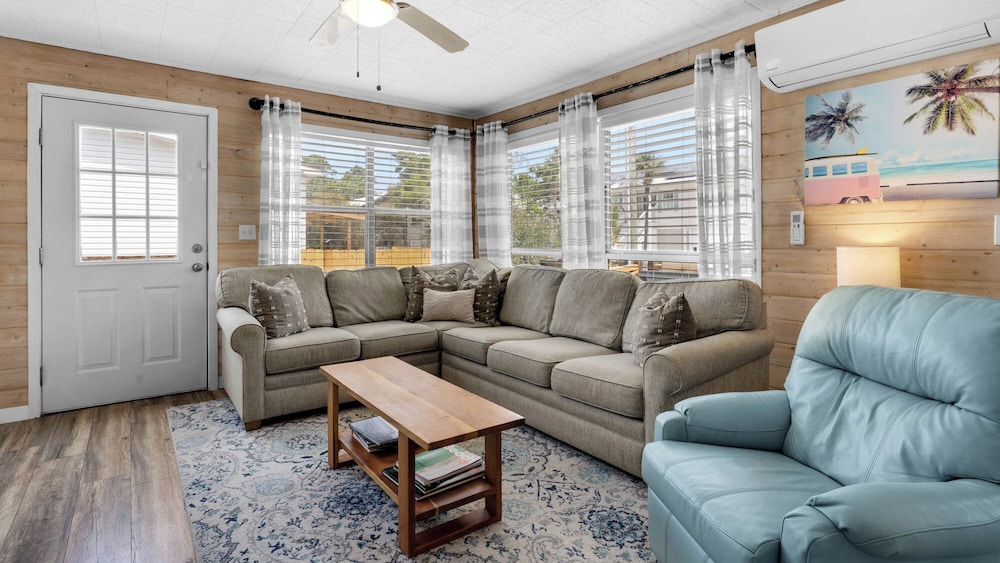 2BR Home, Private Heated Pool, 4 Bikes, Beach Access