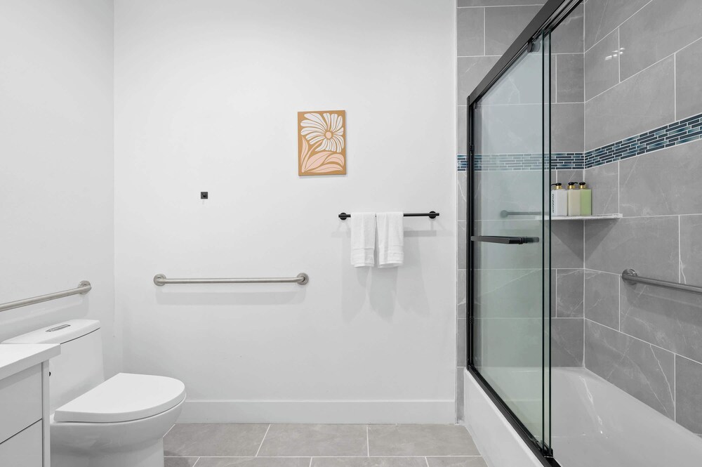 Not Affected by the Fire/modern 5BR Home With Full Amenities & Parking #2