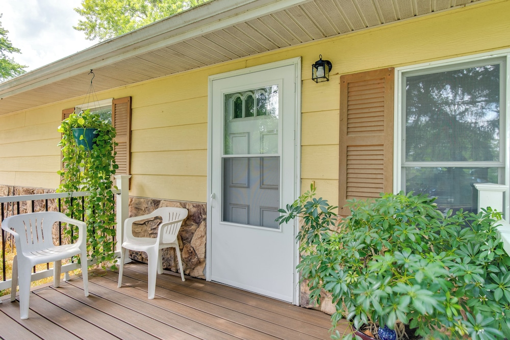 9 Mi to Downtown Rushville: Cozy Getaway w/ Grill