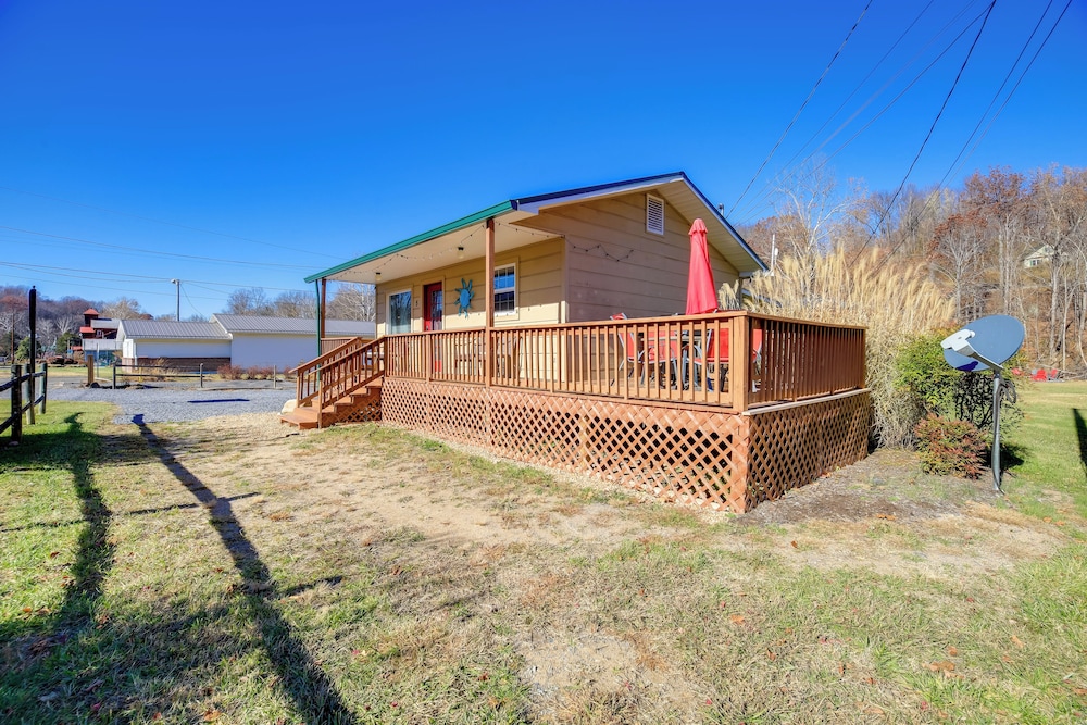 < 1/2 Mi to Damascus Town Park: Cozy Cabin w/ Deck