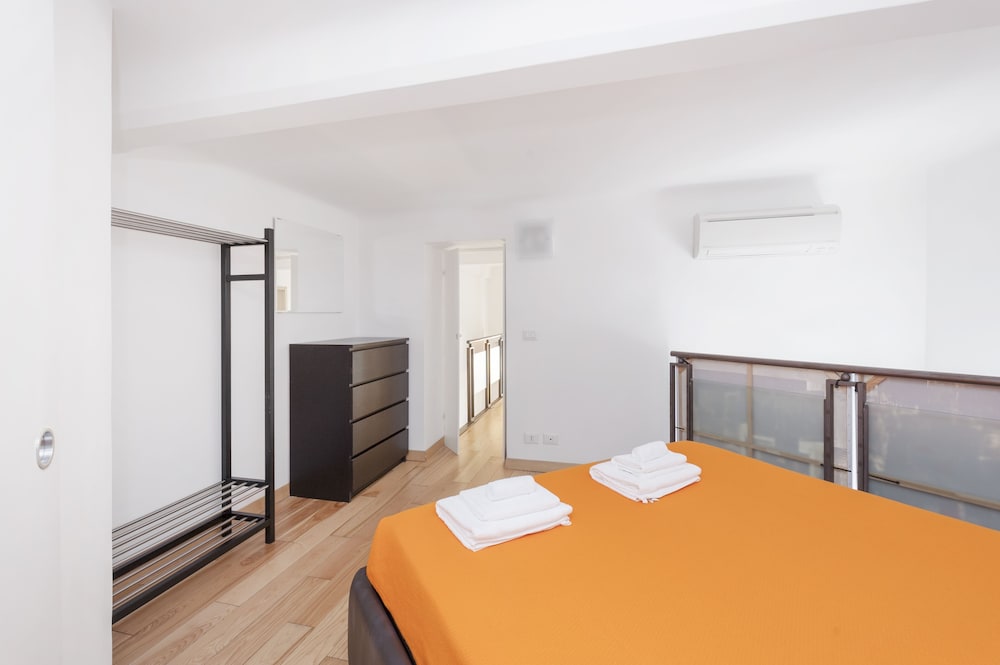 Inviting 3-bed Apartment in Roma 4mins to Colosseo