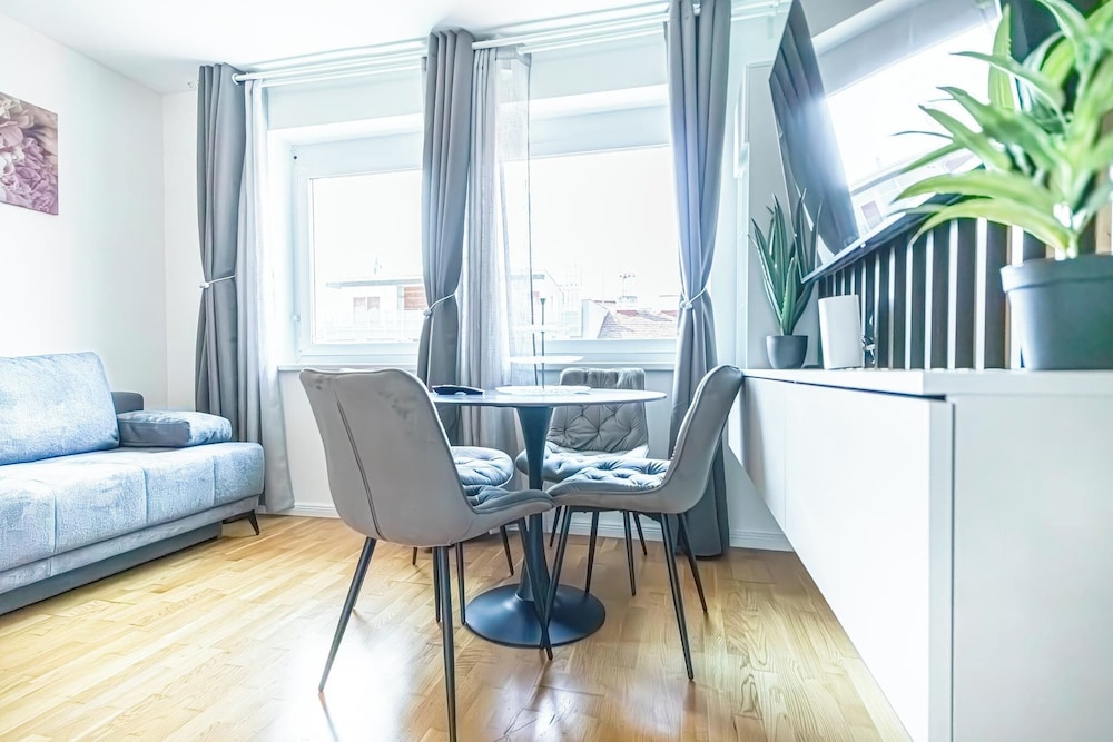 9 Min Metro City Center 1BR 1LR Apt