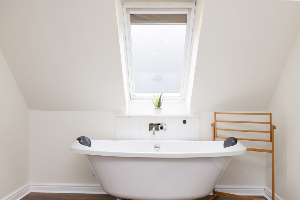 JOIVY Inviting Flat Near Edinburgh Castle W/ Parking view 5
