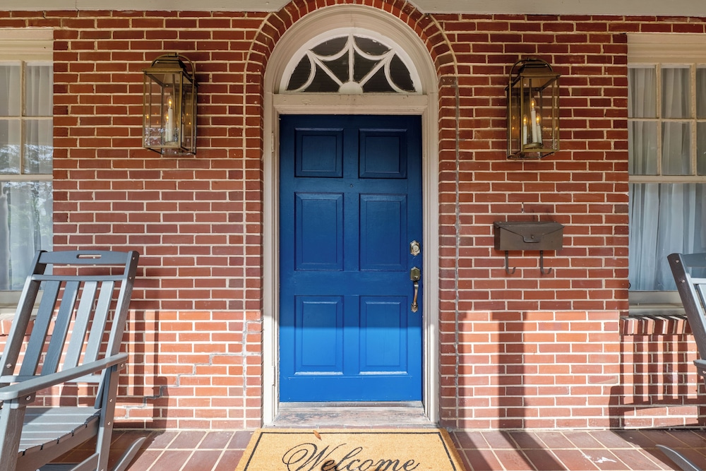 Stylish 3BR Retreat w Porch and garden