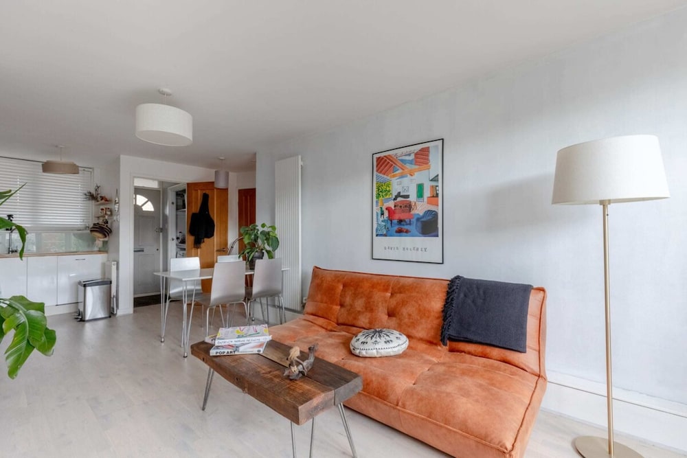 Stunning 1BD Flat w/ Garden Area, Kentish Town!