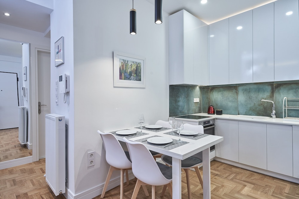 Elite Living 2bd Apt next to Hilton-Ilisia Park