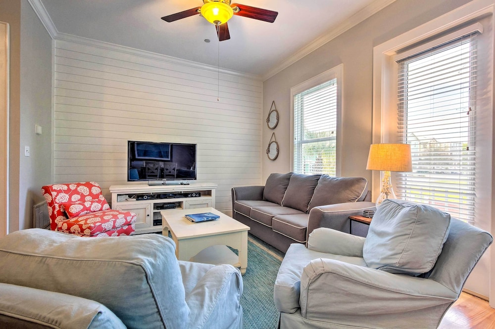 Home Near 30 A: Walk to Beach, Shops & Bicycles!
