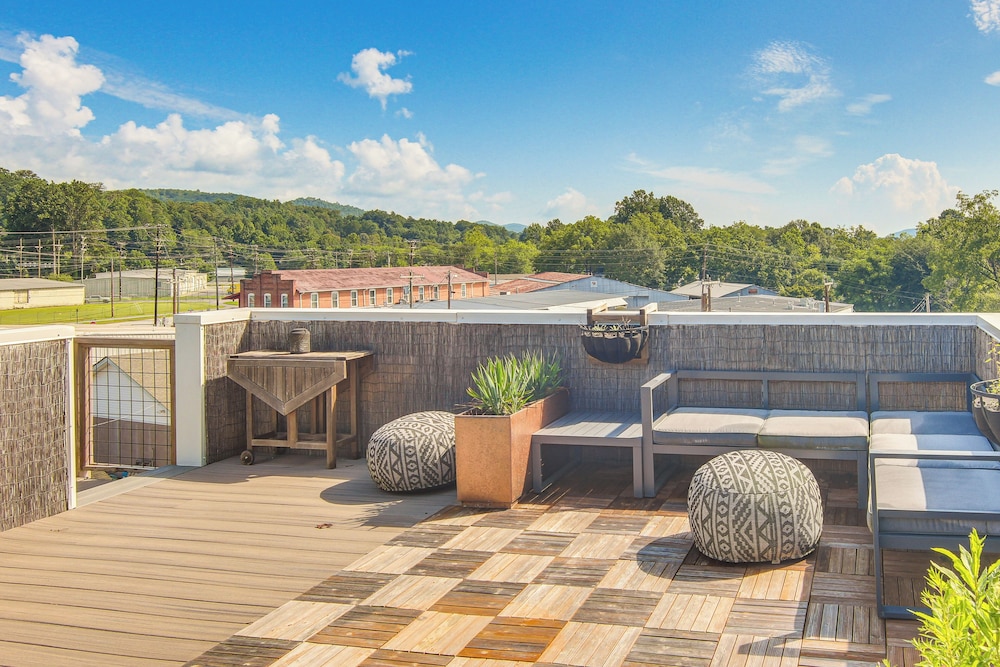 Rooftop Deck, Sweeping Views: Chic Home in Brevard