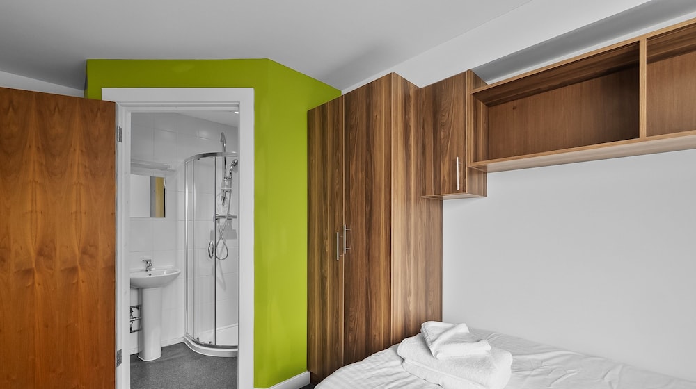 8 Bed Apartment @ Derriford Stays by Pureserviced