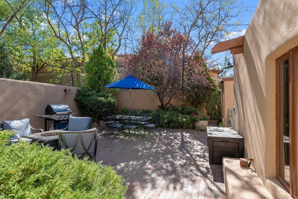 Garcia St. Adobe - Historic District, Close to Canyon Road, Three Master Bedrooms, Great Outdoor Space, fotografía 3