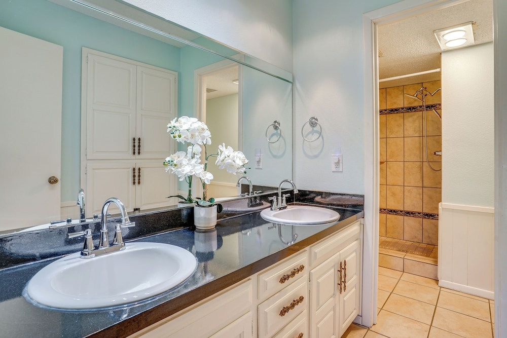 3 Mi to Lake Arlington: Texas Family Home