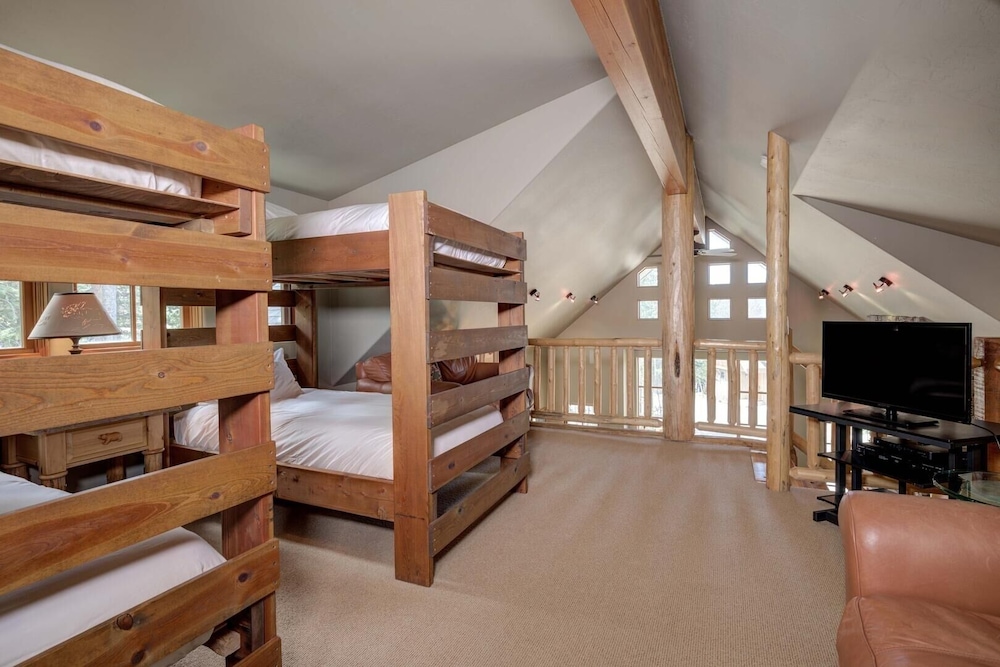38a Cowboy Heaven 4 Bedroom Home by Moonlight Basin Lodging view 4