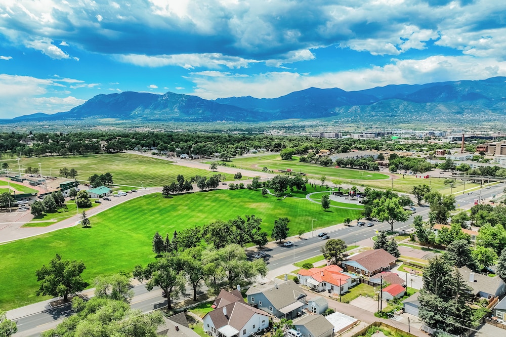 1318 E Pikes Peak