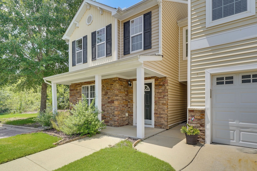 6 Mi to Dtwn Raleigh: Townhome w/ Fenced Patio!