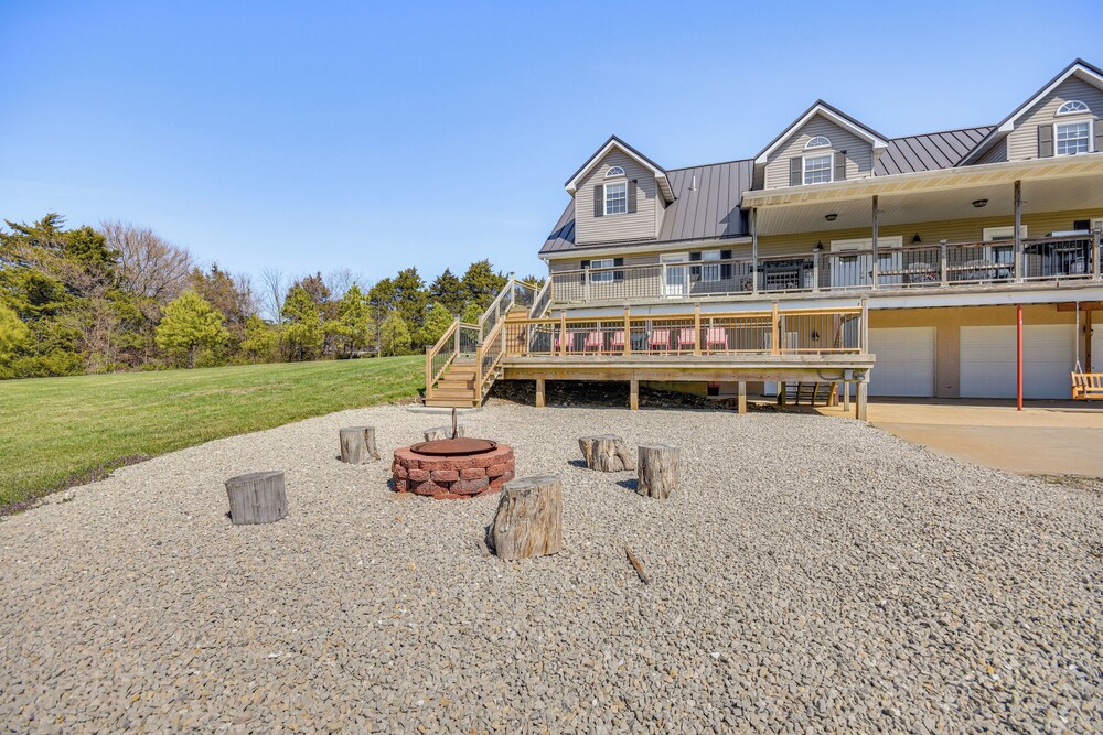Pond Access & Fishing: 'cedar Lodge' in Versailles