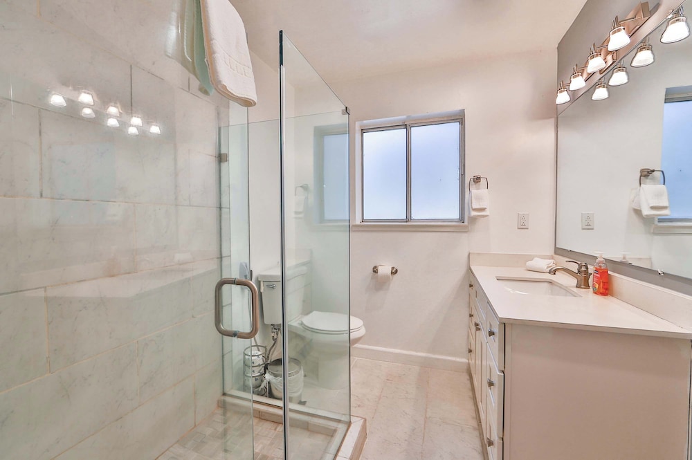Iroquois Ridge Charming Home for 8 w/ Hot Tub Near Lake Tahoe & Skiing