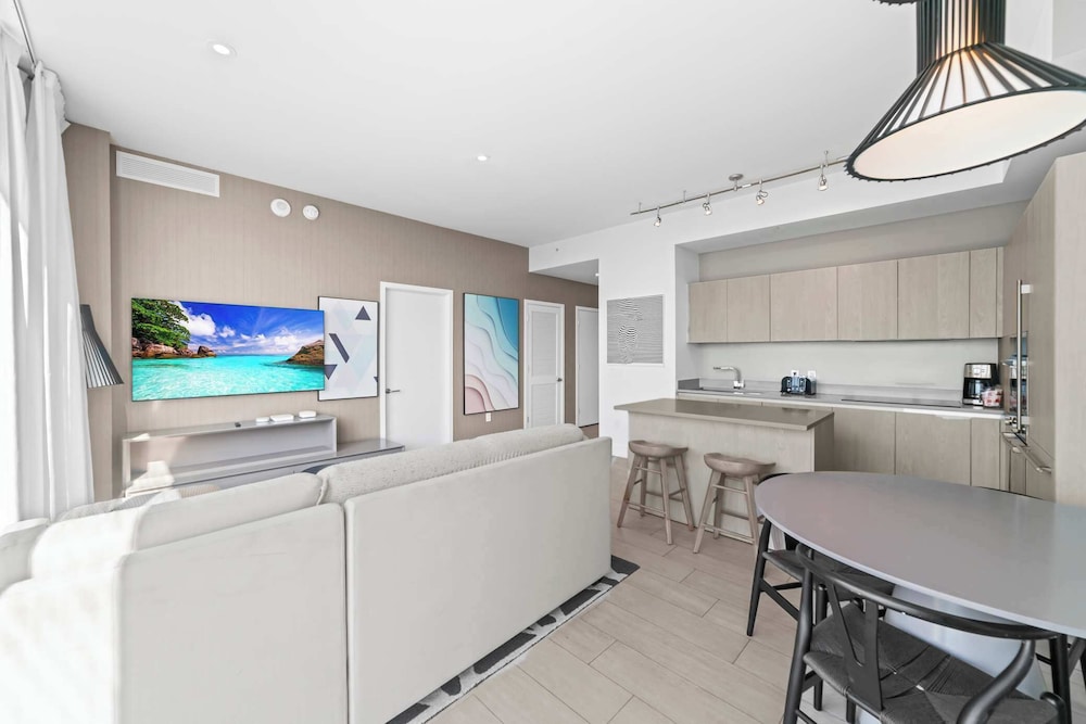 2BR Ocean Penthouse: Private Terrace & Hot Tub