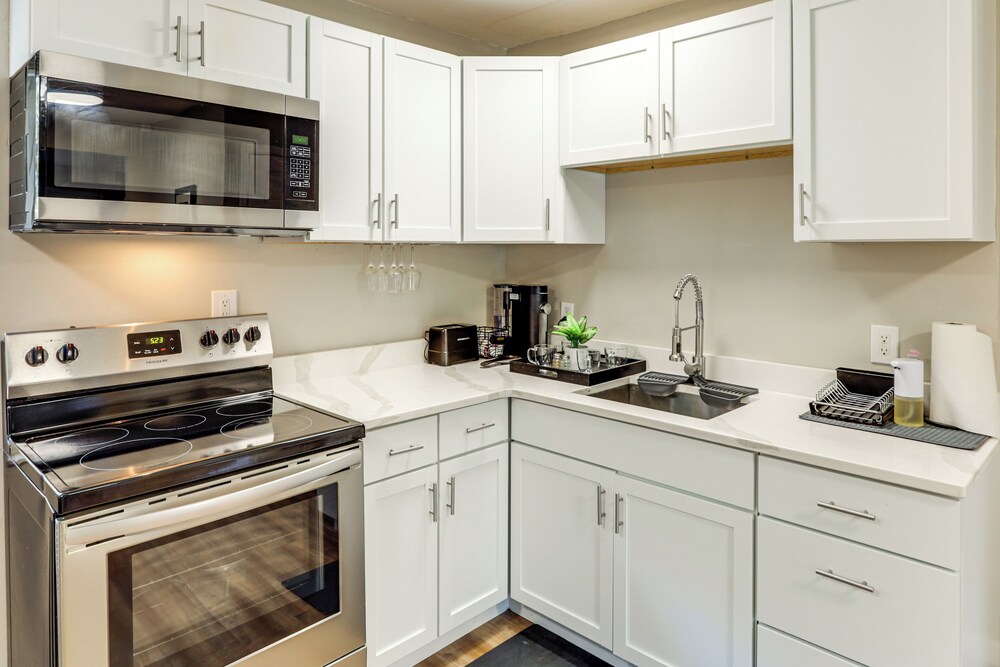 6 Mi to Downtown Cincy: Group-friendly Townhome!