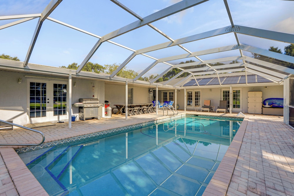 Sunny Sarasota Stay: Screened Pool + Pet Friendly