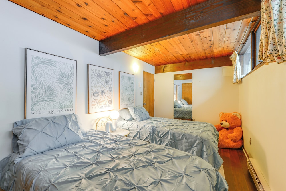 Trail Access On-site: Gorgeous MCM Deck House!