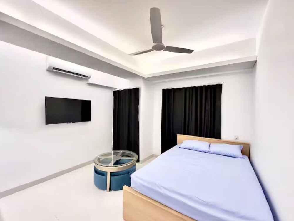 330sqft 3 Modern Stay with Sauna Pool