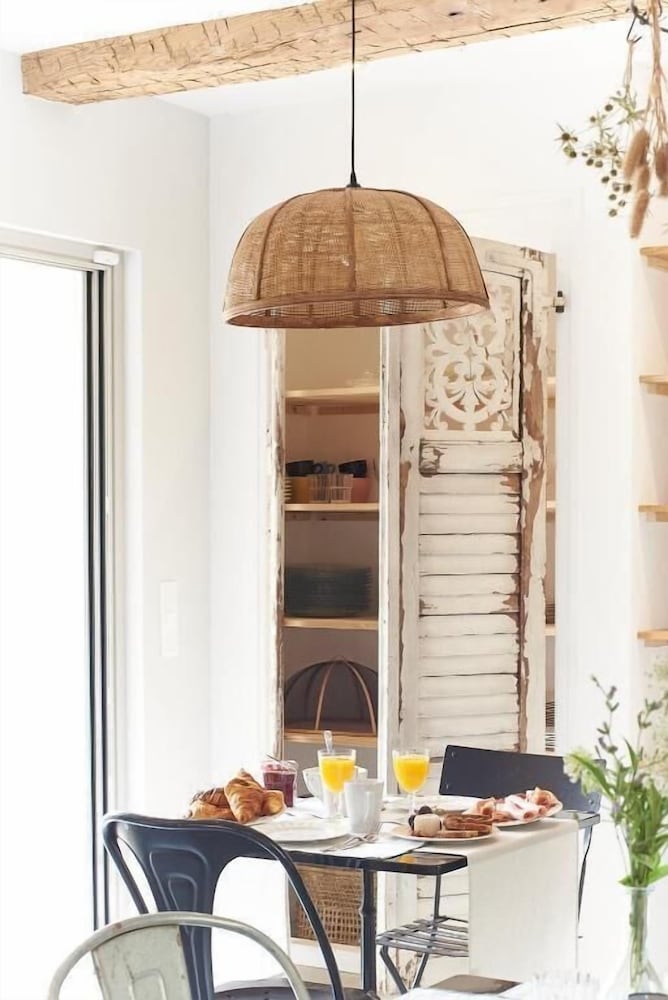 Maison 1634, casa de huéspedes con piscina en Pezenas — dining
