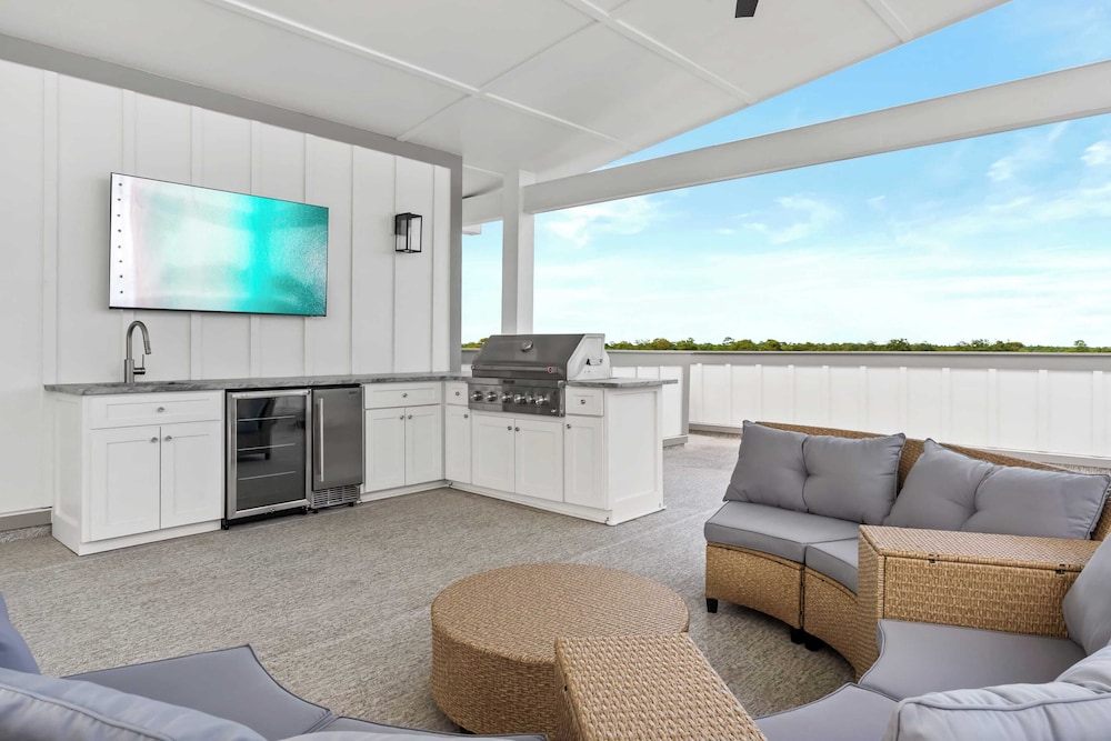 Sea Dweller by Avantstay Rooftop Spa + Gulf View Golf Cart, Pool