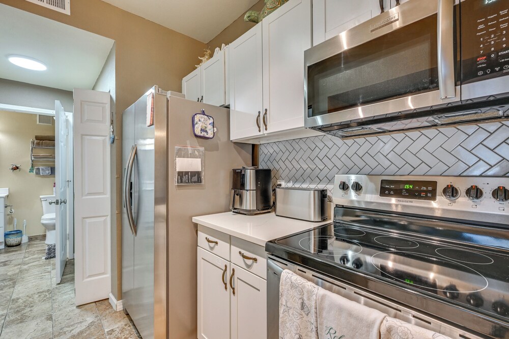 4 Mi to Clearwater Beach: Apt w/ Community Pool!