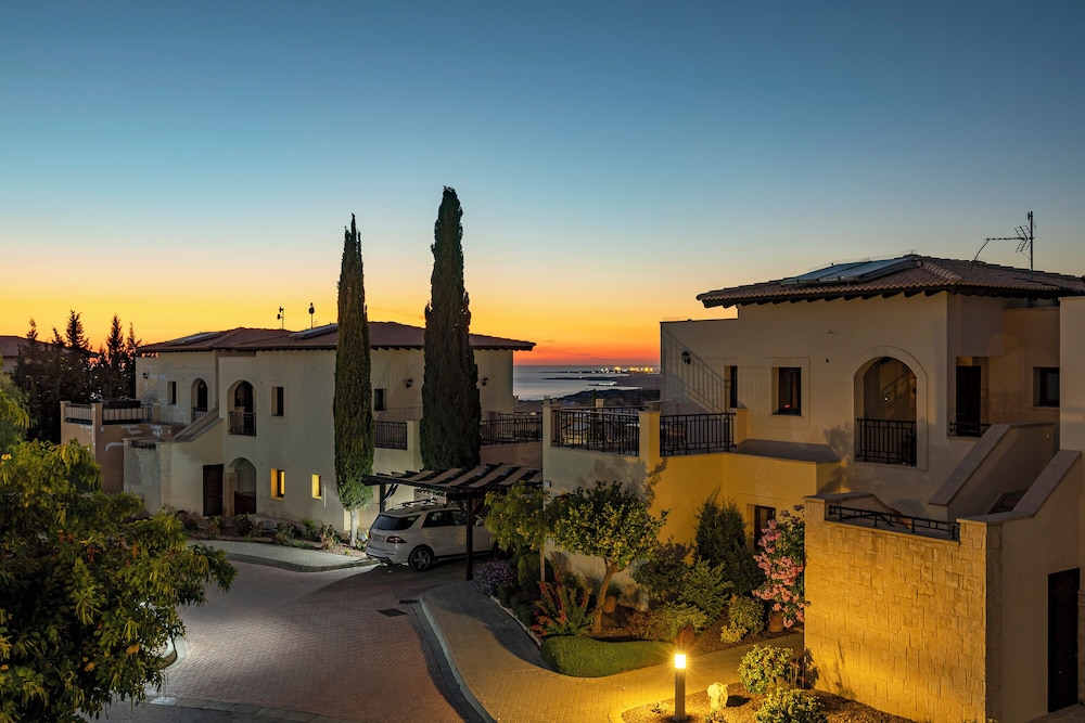 Hg07 Adjacent to Aphrodite Hills- Private Pool, Large Terrace