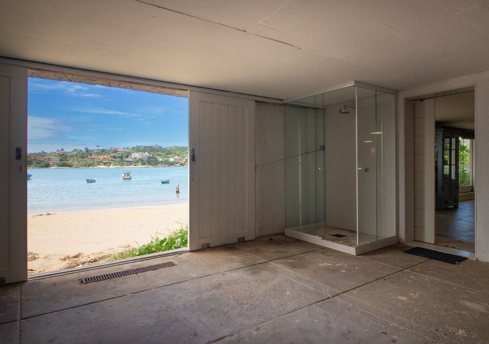Mansão Pé na Areia Ferradura com 4Suítes