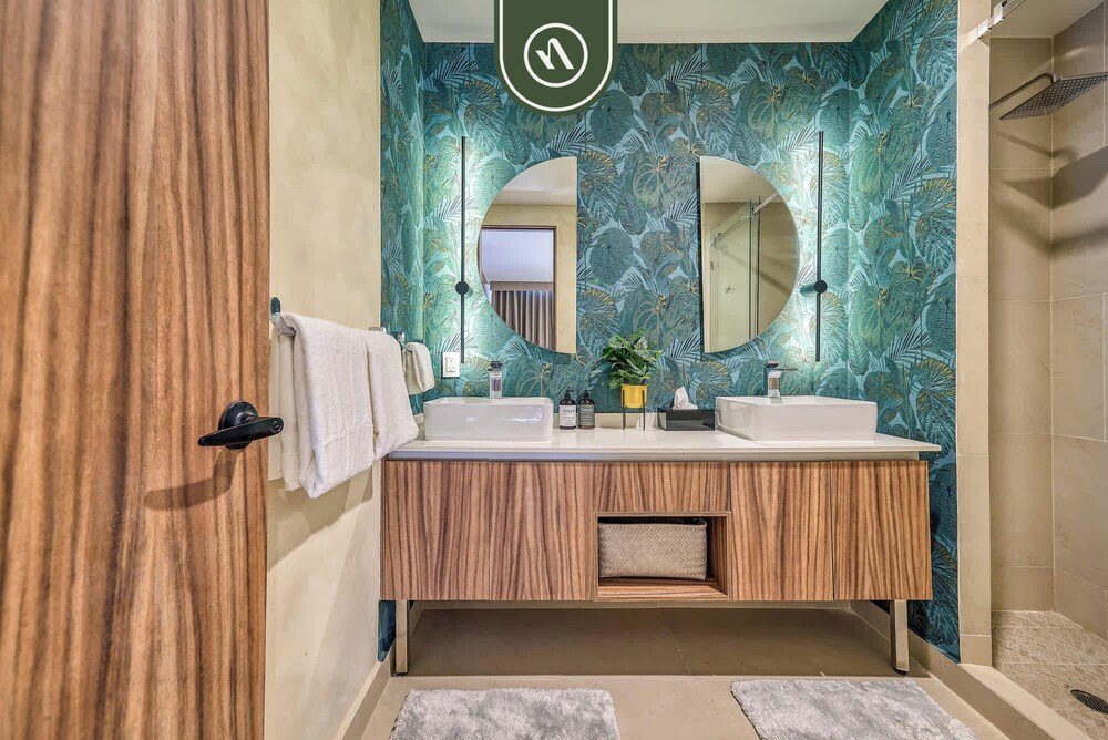 Luxury 2 BR Condo Near Beaches - Pools - Gym