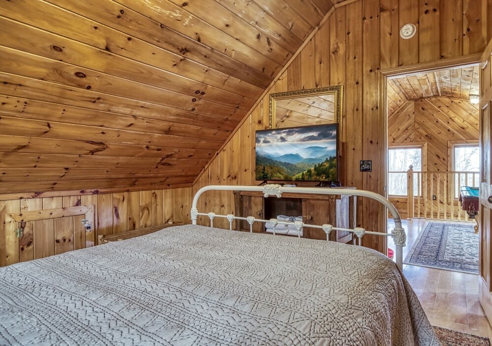 Secluded Hideaway 2 Bedroom Cabin by RedAwning view 5