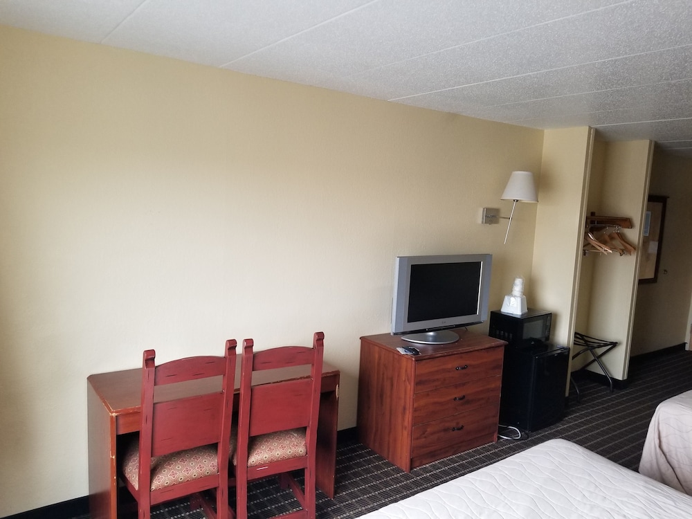 Lansing Vacations - Travelodge by Wyndham Lansing IL - Property Image 4