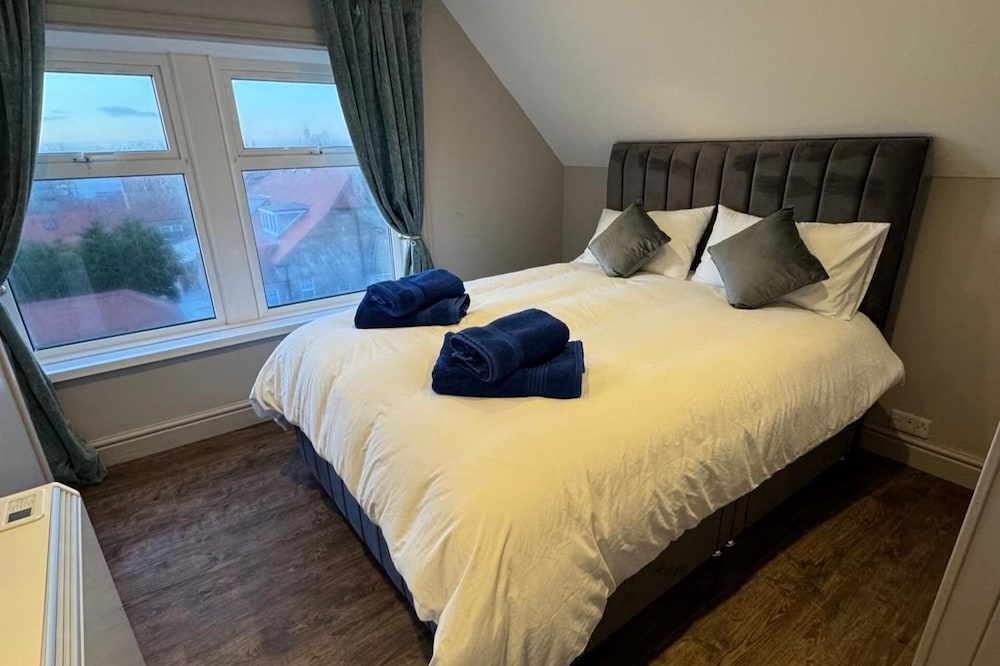 Near Beach - Sea View - Sleeps 6 - Parking