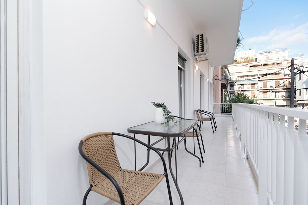 Spacious & Stylish Athens Apartment - Walk To Metro
