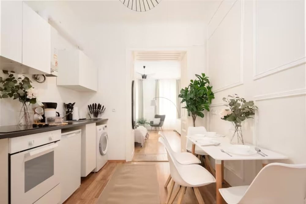 City Apartment - 5 min to Metro