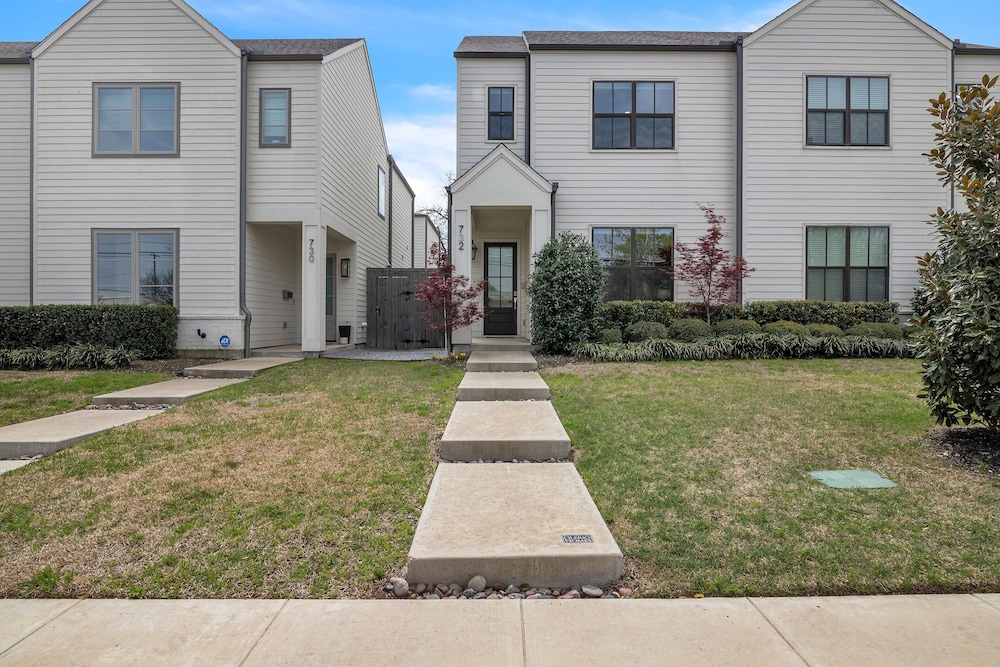 Modern 3br In Bishop Arts Walk To Shops & Dining 3 Bedroom Duplex