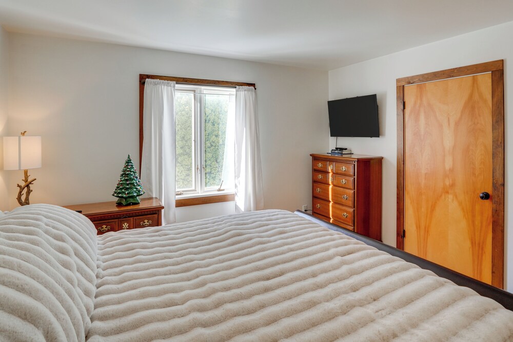 3 Mi to Colgate Lake: Mtn-view Home, Deck + Grill!